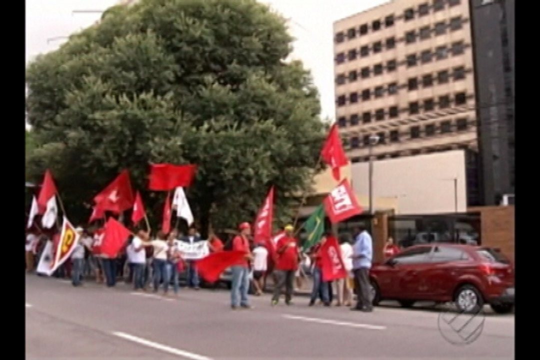Movimentos sociais fazem vigília pró-Lula em frente ao prédio da Justiça Federal em Belém