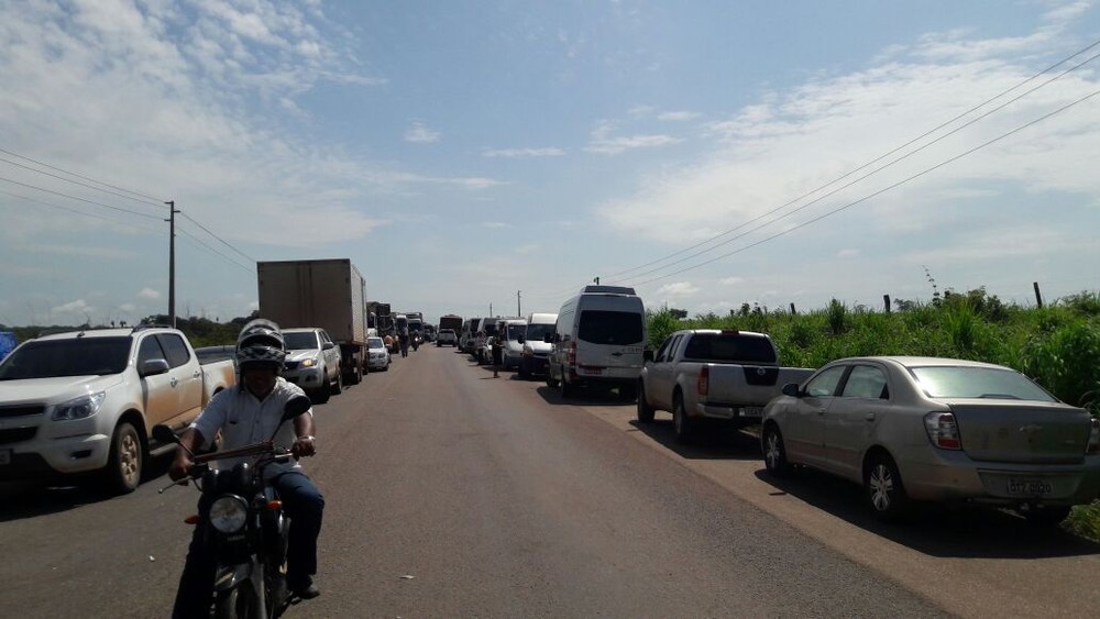 Manifestantes seguem com bloqueio na BR-158 em Santana do Araguaia