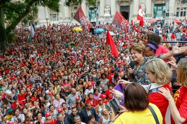 Defesa da democracia mobiliza milhares de pessoas em Porto Alegre