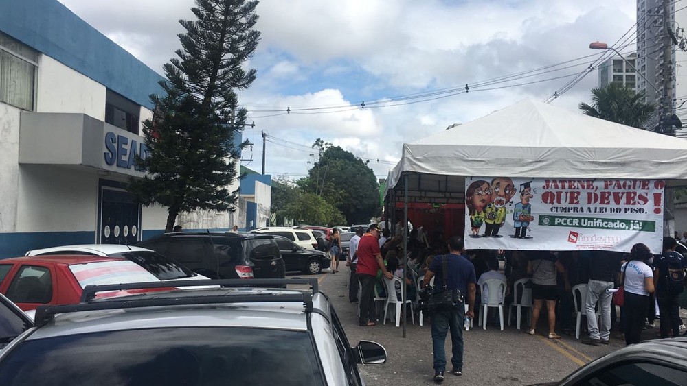 Professores da rede estadual realizam protesto em frente a Sead em Belém