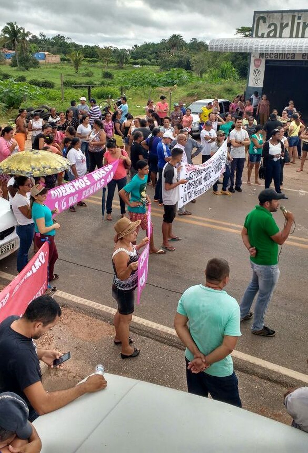Professores da rede municipal de São Domingos do Araguaia bloqueiam BR-153