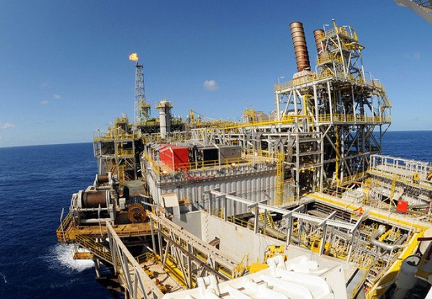 PREÇO DE BANANA: Petroleiros tentam impedir entrega de 16,5 bi de barris de petróleo a multinacionais